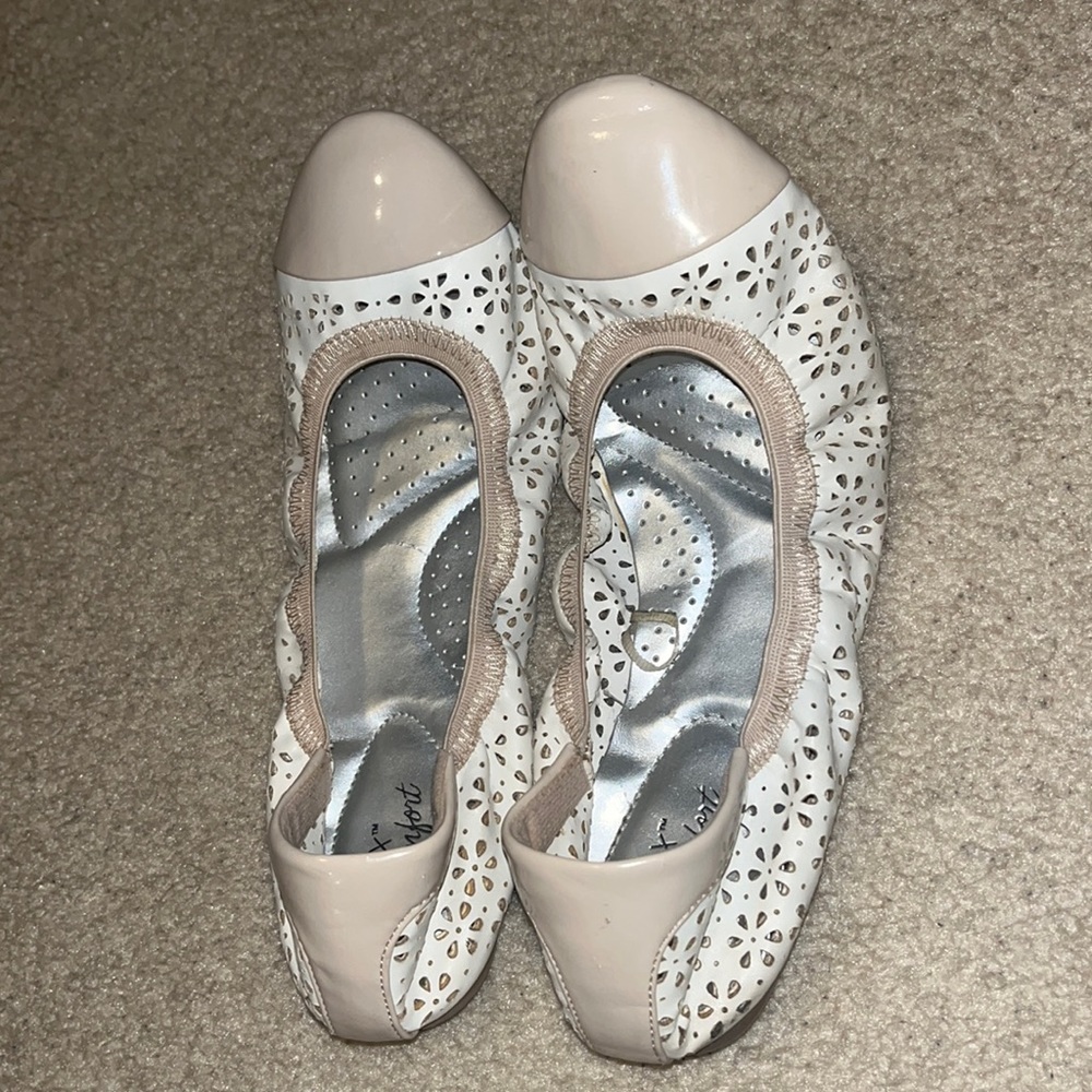 DexFlex Comfort Tan & White Flats
